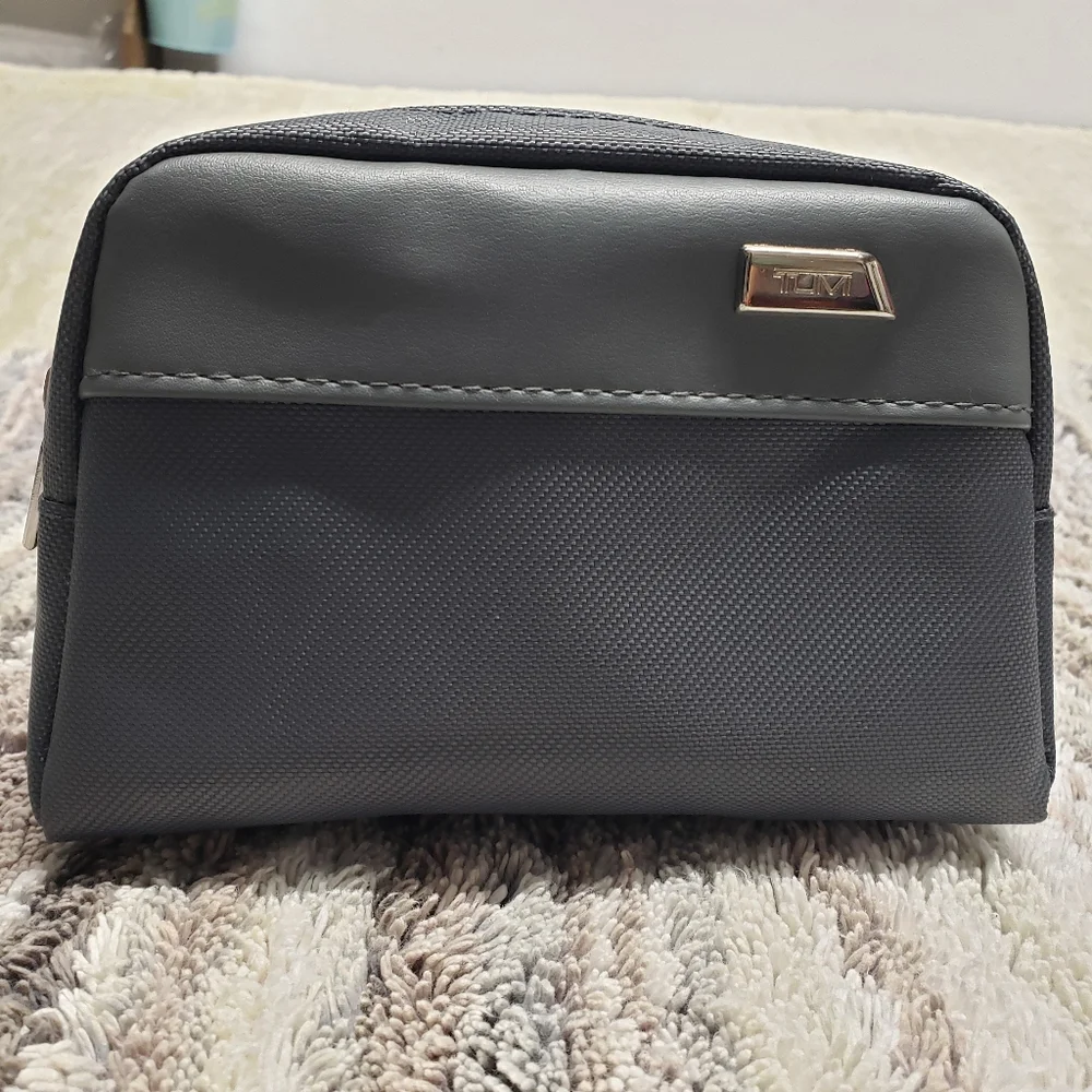TUMI For Delta Lined Toiletries Bag With Zipper And Silver TUMI Logo